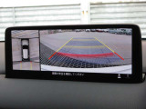 車両の前後左右にある4つのカメラを合成することで、まるでご自身のクルマを空から見ているような俯瞰での映像を映し出してくれます。バック時ももちろんのこと、前進時に視界の悪い交差点でも役に立ちますね。