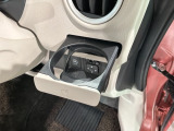 格納式のカップホルダーがあります。