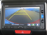 リアワイドカメラシステム!従来の視野に加えて、後方側方を約180&deg;まで見えるワイドビューと、後方を真上から見たような視野で駐車時などに便利なトップダウンビューの3つの視野があります!