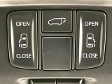 【両側パワースライドドア】スマートキーや運転席のスイッチで後席両側スライドドアの開閉が可能♪電動だから力を入れてドアを開ける必要が無く、小さなお子様でも簡単に開け閉めでき快適です♪