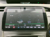 多様な入力に対応し、お好みの音楽を車内で楽しめます。ラジオやCD、USBなど、様々なソースから音楽を選べます。