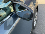【ブラインド・スポット・モニタリング】後方接近センサー付きで、後退時の動体物や、隣の車線からの接近車両を、ドアミラーに設置したランプと、警告音でお知らせします。