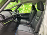 運転席からの視界は広く、運転操作もスムーズに行えます。快適なドライブをサポートする空間設計です。