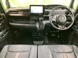 運転席からの眺めは広く、視界が良好です。操作性にも優れ、快適なドライビングをサポートします。落ち着いた空間ですね。
