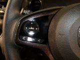 【ステアリングリモコン】ステアリングにオーディオ調節可能なスイッチが装備されていますので運転中でも視線をそらさずにオーディオの調節が可能です!