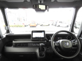 ★視界★運転を気分よく楽しむための工夫のひとつとして、高い剛性をもたせた極細フロントピラーを採用。 前方の死角を減らし、交差点などでの安心感を高める、良好な視界にこだわりました。