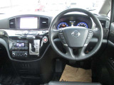 広々とした運転席周りです。
