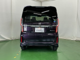 後席の窓には外から車内が見えにくくなるプライバシーガラスを採用。周りを気にせずリラックスして過ごせます