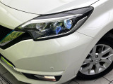【LEDヘッドライト】悪天候や夜間走行時も良好な視界を確保し安心して運転できる高輝度LEDヘッドライトを装備!点灯速度が早く、消費電力も抑えられています。