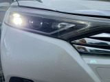 【LEDヘッドライト】悪天候や夜間走行時も良好な視界を確保し安心して運転できる高輝度LEDヘッドライトを装備!点灯速度も早く、消費電力も抑えれます。
