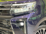 【LEDヘッドライト】悪天候や夜間走行時も良好な視界を確保し安心して運転できる高輝度LEDヘッドライトを装備!点灯速度が早く、消費電力も抑えられています。