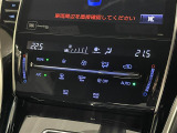 【左右独立オートエアコン】左右独立型、いわゆるデュアルエアコンです。運転席と助手席でそれぞれお好みの温度を設定可能です。