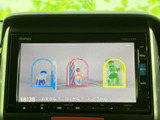 停車中にTVや映像を楽しめる機能が搭載。休憩時間にリラックスできる空間を提供します。家族や友人と楽しい時間をお過ごしください。