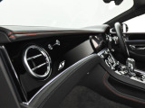 ベントレーは全てオーダーでの発注となっておりますので同じ車種でもステッチやベニヤ部分でまったく違う表情を感じることができます。