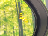 【ブラインドスポットモニター】走行中、ドアミラーの死角になりやすい箇所に後続車が接近するとサイドミラーのレンズに警告を表示!ドライバーに注意喚起をしてくれます。