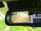 後方確認をサポートするモニターで、安全な運転に貢献。狭い道や駐車時も安心です。運転に自信がない方にもおすすめです。