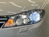 【LEDヘッドライト】悪天候や夜間走行時も良好な視界を確保し安心して運転できる高輝度LEDヘッドライトを装備!点灯速度が早く、消費電力も抑えられています。