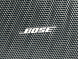 【BOSEサウンドシステム】メーカーオプションの高品位サウンドシステムを搭載。専用のチューニングが施された大小様々なスピーカーから良質なサウンドが奏でられ、臨場感あふれる音響空間を演出します。