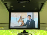 後席のお客様も楽しめるモニターを搭載。長距離移動も退屈させません。ご家族でのドライブに最適です。