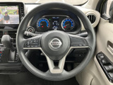 握りやすいステアリングで、快適なドライビングをサポート。操作性にも優れており、スムーズな運転を実現します。