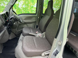 運転しやすいシンプルな操作性。視界も広く、運転に集中できます。日常の使い勝手を考慮した設計です。