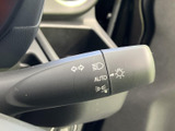 操作しやすい位置に配置されたウインカーレバー。スムーズな操作で、安全な車線変更をサポートします。直感的に使えるのが魅力です。