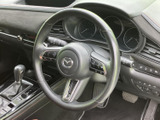 握りやすい形状のステアリングで、快適な運転操作を実現。オーディオやハンズフリー通話のスイッチも操作しやすい位置に配置されています。上質な素材感も魅力です。