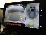 パノラミックビューモニター付きです。車両を上から見たような映像をディスプレイオーディオ画面に表示。運転席からの目視だけでは見にくい、車両周辺の状況をリアルタイムでしっかり確認できます。
