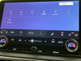 多様なソースに対応し、高音質なサウンドを楽しめます。Bluetooth接続でスマートフォンと連携すれば、お気に入りの音楽を気軽に楽しめます。快適なドライブに最適な環境を。