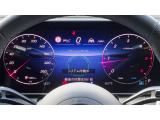 高いレベルの知性を備えたメルセデスの「インテリジェントドライブ」は、ドライバーの疲労を軽減し、安全かつ快適なドライブの一助となります。