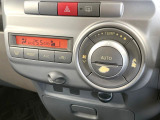 【オートエアコン】一度お好みの温度に設定すれば、車内の温度を検知し風量や温度を自動で調整。暑い&hellip;寒い&hellip;と何度もスイッチ操作をする必要はありません。快適な車内空間には必須の機能ですね♪