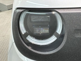 LEDヘッドライトは、点灯の瞬間から最大光量を発揮し、突然暗くなるトンネルなどでの安定感を高めます。
