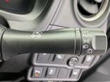 操作しやすい位置に配置されたウインカーレバーは、安全な車線変更をサポートします。確実な操作感で、スムーズな運転をアシストします。