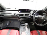 上質で落ち着いた印象のインパネ。視界も広々で運転しやすいです。