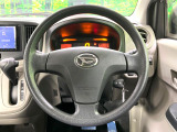 インテリアに合わせたデザインのステアリングは、運転される方のことも考え、運転しやすい形状、大きさです。是非一度、実際に触ってお確かめください。