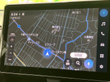 高精細な地図表示で、目的地までスムーズに案内。渋滞情報もリアルタイムで確認でき、より快適なドライブをサポートします。