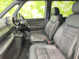 運転席からの眺めは良好で、周囲の状況をしっかり把握できます。操作性も高く、運転に集中できます。