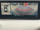 狭い場所での駐車も安心。後方の状況をわかりやすく映し出し、安全な運転をサポートします。ガイドライン表示で、より正確な駐車が可能です。
