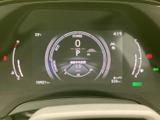 視認性の高いメーター類が、運転に必要な情報をわかりやすく伝えます。運転席をスタイリッシュに演出するデザインで、運転に集中できる洗練された空間を実現しました。
