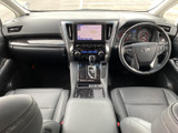 運転席からの視界は広く、運転操作もスムーズです。快適な運転をサポートする機能が充実しています。