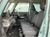 運転席周りのレイアウトは、操作性を重視して設計されています。ステアリングやペダルの位置も最適で、運転しやすい環境です。