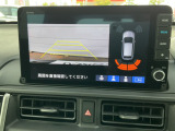 【リアカメラ】リバースに入れるだけで後方の映像が映ります。安全確認や、狭い駐車場での車庫入れ、雨の日や夜間など視界の悪い時に便利です。安全にバックする為には欠かせない装備です。
