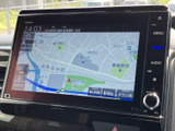 目的地までスムーズに導いてくれるナビゲーションシステム。詳細な地図表示で、初めての道も安心です。