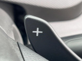 【パドルシフト】ハンドルから手を離さずに素早くシフトアップ&ダウンができるので、エンジンブレーキを使う下り坂や高速道路の合流で加速したい場面で役立ちます。