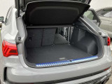 開口部が低く設定されているので、荷物の積み下ろしがスムーズに行えます。更に分割可倒式リアシートの採用でシートのバックレストを倒すと、大きく長い荷物も積み込めます。
