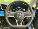 握りやすいステアリングは、操作性も抜群。運転中の姿勢をサポートし、快適なドライビングを実現します。ステッチも施され、上質な印象です。
