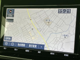 高精細な地図表示で、目的地までスムーズに案内してくれます。周辺情報も充実しており、初めての場所でも安心です。