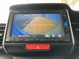 後方の状況を画面で確認できるので、安全な駐車をサポート。狭い場所でも、よりスムーズに駐車できます。運転に自信がない方にもおすすめです。