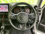 握りやすいステアリングは、運転操作を快適にします。操作スイッチも配置されており、運転中に様々な機能を操作できます。