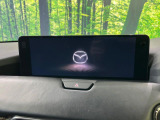 【12.3インチマツダコネクト】車内の雰囲気にマッチした大型ディスプレイ。スマホ接続でのナビ使用やBluetooth再生等、様々な機能が楽しめます。直感的なダイヤル操作が可能で、使い勝手も良好です。